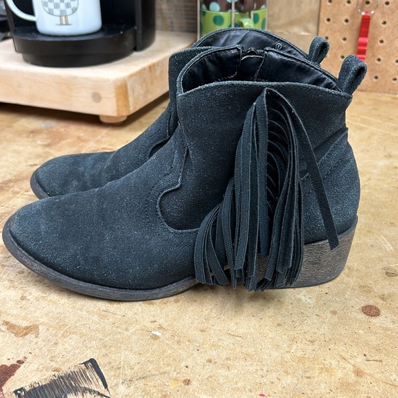Justice brand fringe booties size 8 black color - Picture 2 of 8